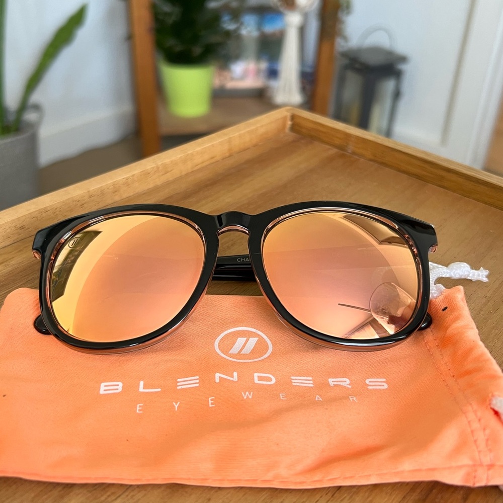 Blenders crystal peach & black charmville style sunglasses unisex polarized